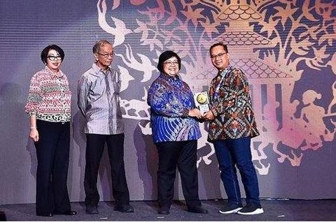 Wali Kota Magelang dr. Muchamad Nur Aziz (kanan) saat menerima tropi Adipura dari Menteri LHK Siti Nurbaya (kiri) di Jakarta. (Foto: Dok Prokompim Pemkot Magelang)