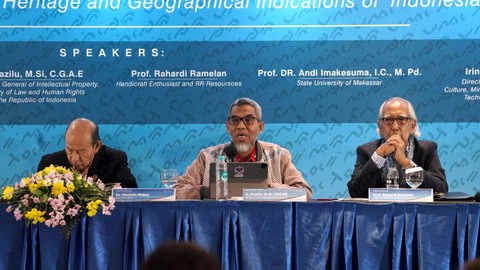 Plt Dirjen Kekayaan Intelektual Razilu memberikan saran terkait produk indikasi geografis dalam Seminar Inacraft 2023 di Jakarta Convention Center, Kamis, (2/3/2023). Foto: DJKI