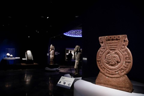 Pameran "Coyolxauhqui, El astro, la diosa y el hallazgo" yang diresmikan di Templo Mayor sebagai bagian dari perayaan 45 tahun penemuan monolit dewi bulan, di Mexico City, Meksiko, Rabu (1/3/2023). Foto: Raquel Cunha/REUTERS