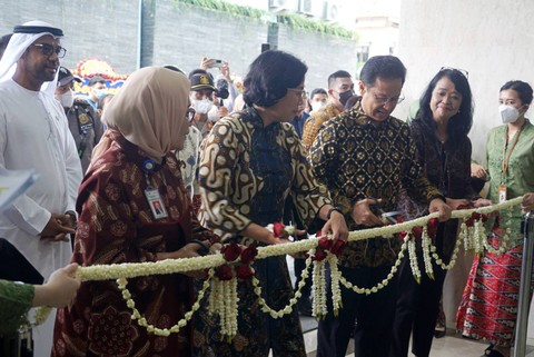 Menteri Kesehatan RI Budi Gunadi Sadikin bersama Menkeu RI Sri Mulyani dan Dirut RSCM Lies Dina Liastuti saat meresmikan Gedung RSCM Kanigara, Jakarta (3/3/2023). Foto: Iqbal Firdaus/kumparan