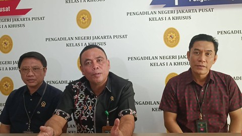 Humas PN Jakarta Pusat, Zulkifli Atjo (tengah), Jumat (3/3/2023). Foto: Hedi/kumparan