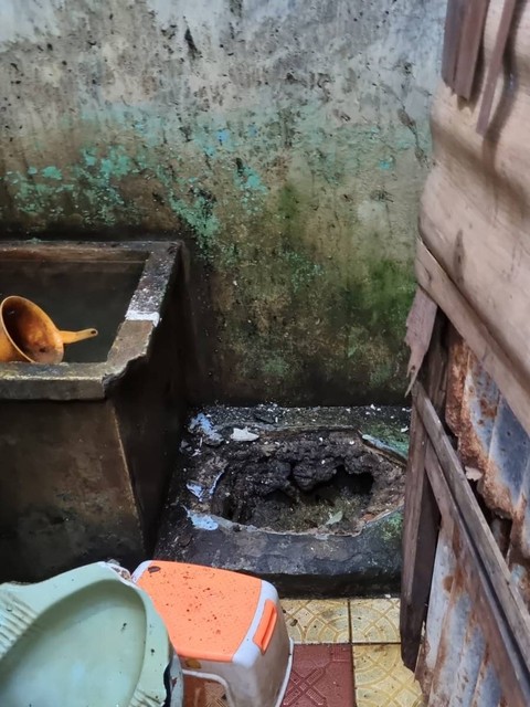 Closet meledak di rumah warga di kawasan Duren Sawit, Jakarta Timur, pada Jumat (3/3/2023). Foto: Dok. Istimewa
