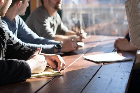 Ilustrasi menentukan kekuasaan tertinggi pada perseroan terbatas. Foto: Unsplash/Dylan Gillis