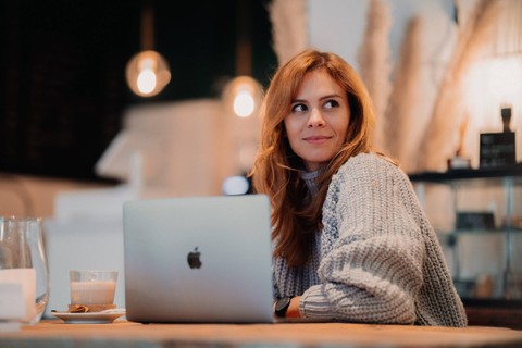 Ilustrasi Animasi untuk mengubah posisi objek adalah, sumber foto (Jenny Ueberberg) by unsplash.com