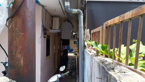 Penampakan rumah kontrakan AS, nama yang dicatut sebagai pemilik mobil Rubicon yang kerap dipamerkan Mario Dandy, di kawasan Mampang Prapatan, Jakarta Selatan, Jumat (3/3/2023). Foto: Thomas Bosco/kumparan