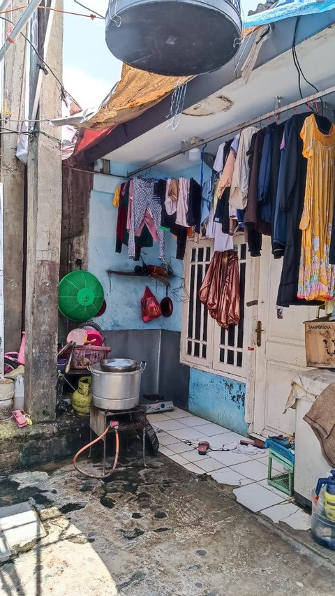 Penampakan rumah kontrakan AS, nama yang dicatut sebagai pemilik mobil Rubicon yang kerap dipamerkan Mario Dandy, di kawasan Mampang Prapatan, Jakarta Selatan, Jumat (3/3/2023). Foto: Thomas Bosco/kumparan