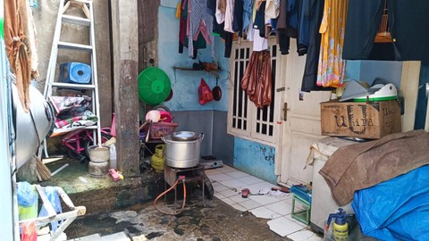 Penampakan rumah kontrakan AS, nama yang dicatut sebagai pemilik mobil Rubicon yang kerap dipamerkan Mario Dandy, di kawasan Mampang Prapatan, Jakarta Selatan, Jumat (3/3/2023). Foto: Thomas Bosco/kumparan