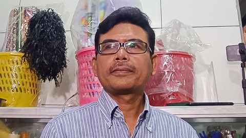 Ketua RT 1/ RW 1 Gang Jati Mampang Prapatan, Kamso saat menggelar jumpa pers terkait nama AS yang dicatut jadi pemilik Rubicon yang dibeli Rafael Alun.   Foto: Thomas Bosco/kumparan