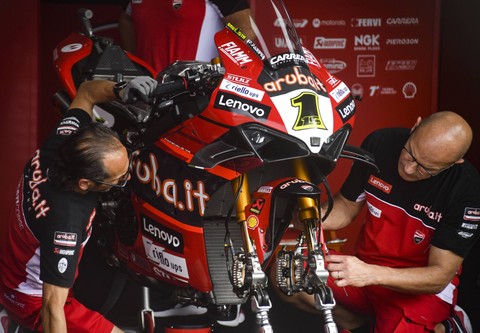 Mekanik dari tim Aruba.it Racing-Ducati menyiapkan motor pembalap Alvaro Bautista menjelang balapan hari pertama MOTUL FIM Superbike World Championship (WSBK) Indonesian Round 2023 di Pertamina Mandalika International Street Circuit di KEK Mandalika. Foto:  ANTARA FOTO/Ahmad Subaidi