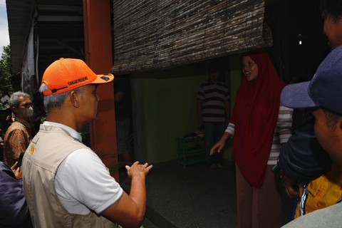 Ganjar Pranowo saat meninjau rumah warga yang terendam air dampak terdampak jebolnya tanggul Sungai Dawe. Foto: Dok. Istimewa