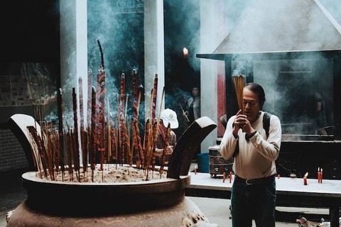 Ilustrasi Ciri Sistem Kepercayaan yang Berlaku di Masyarakat adalah, Foto Unsplash Chinh Le Duc