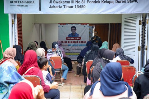 Antusiasme warga Duren Sawit, Jakarta Timur dalam mengikuti bazar sembako murah yang diusung UKM Sahabat Sandi Uno. Foto: Dok. Istimewa