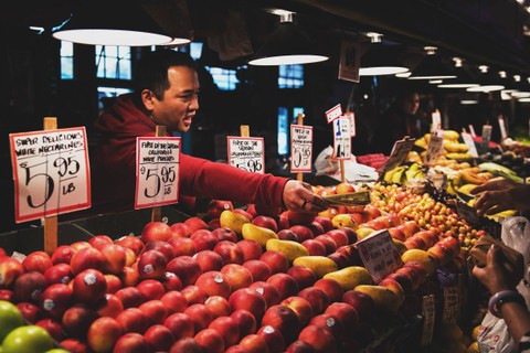 Ilustrasi Hubungan Antar Pelaku Ekonomi (Foto: Tim Mossholder | Unsplash.com)