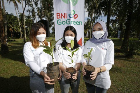Milenial BNI dalam Program Penanaman Pohon di Pantai Anyer ini, Minggu (27/3/2022). Dok BNI