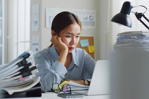 Tanda-tanda stres akibat pekerjaan. Foto: Shutterstock