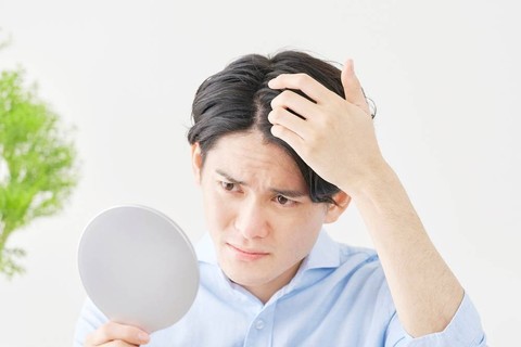 Stres bisa menyebabkan kerontokan parah. Foto: Shutterstock