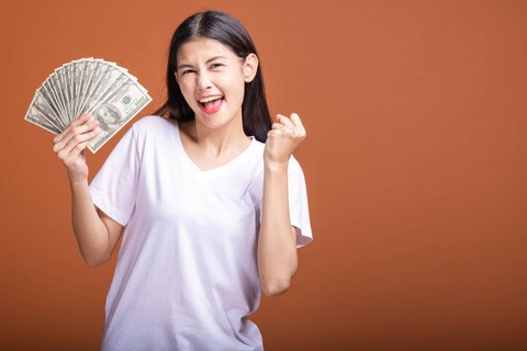 Ilustrasi perempuan menghitung uang.
 Foto: BaanTaksinStudio/Shutterstock.