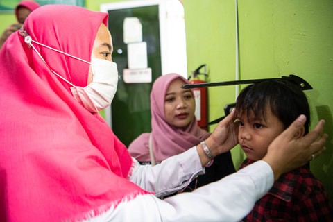 Petugas kesehatan mengukur tinggi badan balita saat pelaksanaan program Penanganan Anak Kurang Gizi atau Stunting (Pak Ginting) di Puskesmas Satu Ulu Palembang, Sumatera Selatan, Jumat (3/3/2023).  Foto: Nova Wahyudi/ANTARA FOTO