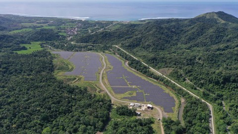 Pembangkit Listrik Tenaga Surya (PLTS) berkapasitas 26,8 Megawatt Peak, yang merupakan ground mounted Solar PV terbesar di Indonesia yang digunakan untuk operasional pertambangan. Foto: Dok. AMMAN
