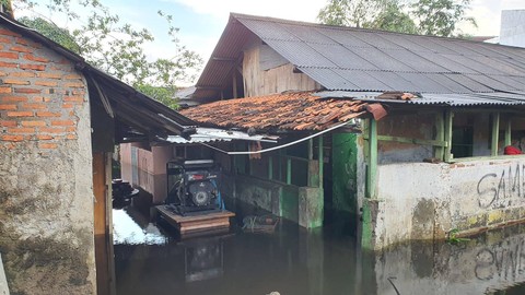 Kampung Bekasi Bulak di Kelurahan Duren Jaya, Kecamatan Bekasi Timur, banjir pada Jumat (3/3). Foto: kumparan