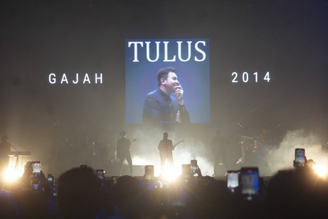Penyanyi Tulus saat tampil dalam konser yang tajuk "Tulus Tur Manusia 2023" di Jakarta, Jumat (3/3/2023).  Foto: Iqbal Firdaus/kumparan