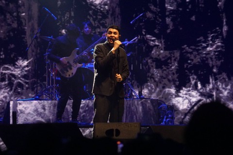 Penanyi Tulus saat tampil dalam konser yang tajuk "Tulus Tur Manusia 2023" di Jakarta, Jumat (3/3/2023). Foto: Iqbal Firdaus/kumparan