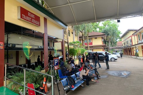 Suasana tempat identifikasi jenazah korban kebakaran Depo Plumpang di RS Polri, Kramatjati, Jakarta, Sabtu (4/3/2023). Foto: Luthfi Humam/kumparan
