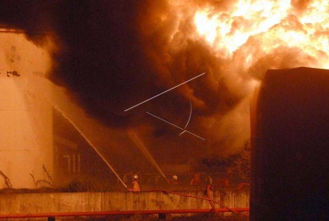 Petugas pemadam kebakaran berjuang mengamankan tangki di sebelah tangki no 24 Depo Pertamina Plumpang yang terbakar, Jakarta, Senin (19/1/2009) dini hari. Foto: Fanny Octavianus/ANTARA FOTO