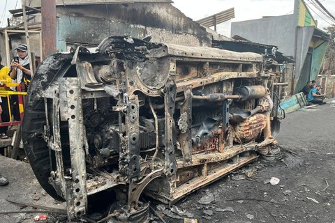 Mobil yang hangus terbalik pascakebakaran Depo Pertamina Plumpang, di Rawa Badak Selatan, Koja, Jakarta, Sabtu (4/3). Foto:  Retyan Sekar Nurani/kumparan