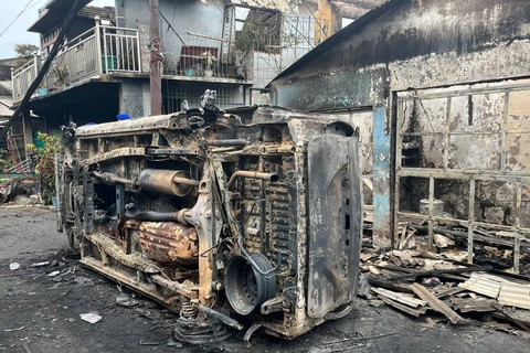 Mobil yang hangus terbalik pascakebakaran Depo Pertamina Plumpang, di Rawa Badak Selatan, Koja, Jakarta, Sabtu (4/3). Foto:  Retyan Sekar Nurani/kumparan