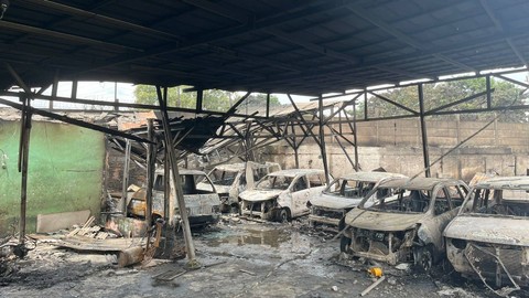 Lapangan parkir di RT 6 RW 1 Rawa Badak Selatan sekaligus rumah warga yang menempel dengan Depo Pertamina Pelumpang, Sabtu (4/3/2023). Foto:  Retyan Sekar Nurani/kumparan