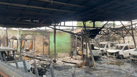 Lapangan parkir di RT 6 RW 1 Rawa Badak Selatan sekaligus rumah warga yang menempel dengan Depo Pertamina Pelumpang, Sabtu (4/3/2023). Foto:  Retyan Sekar Nurani/kumparan