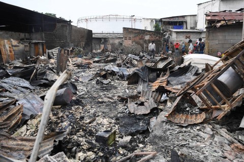 Warga berada di permukiman yang hangus terbakar pascakebakaran Depo Pertamina Plumpang di Jalan Koramil, Rawa Badak Selatan, Koja, Jakarta, Sabtu (4/3/2023). Foto: M Risyal Hidayat/ANTARA FOTO