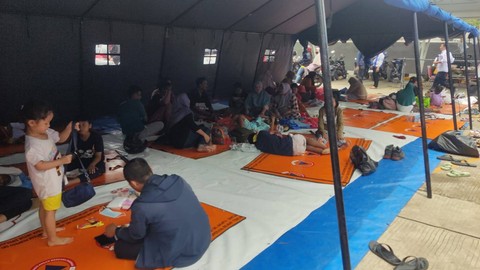 Suasana pengungsian warga terdampak kebakaran Depo Pertamina Plumpang di Kantor PMI Jakarta Utara, Sabtu (4/3/2023). Foto: Jonathan Devin/kumparan
