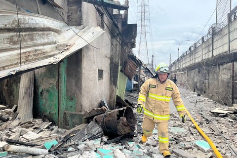 Tim pemadam kebakaran masih berada di lokasi untuk menghilangkan gas sisa dari kebakaran Depo Plumpang, Satu (4/3/2023). Foto:  Retyan Sekar Nurani/kumparan