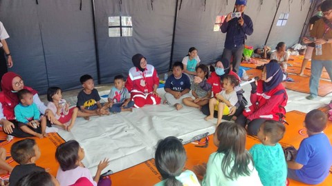Trauma healing anak korban terdampak kebakaran Depo Pertamina Plumpang di Kantor PMI Jakut, Sabtu (4/3/2023). Foto: Jonathan Devin/kumparan