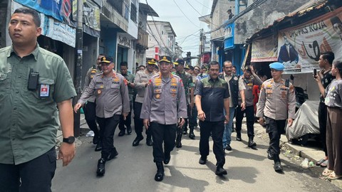 Kapolri Jenderal Listyo Sigit Prabowo kunjungi lokasi kebakaran Depo Pertamina Plumpang, di Koramil Koja, Jakarta, Sabtu (4/3/2023). Foto:  Retyan Sekar Nurani/kumparan
