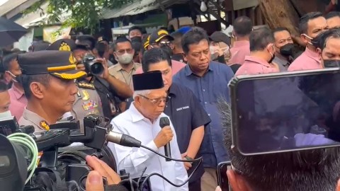 Wapres Ma'ruf Amin dan Erick Thohir mengunjungi TKP kebakaran Depo Pertamina Plumpang, Jakarta, Sabtu (4/3/2023). Foto:  Retyan Sekar Nurani/kumparan