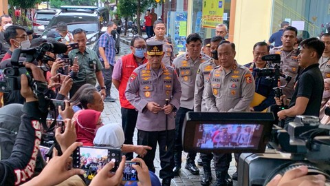 Kapolri, Jenderal Listyo Sigit Prabowo menjengkuk keluarga korban kebakaran depo pertamina plumpang di RS Polri, Jakarta, Sabtu (4/3). Foto: Luthfi Humam/kumparan