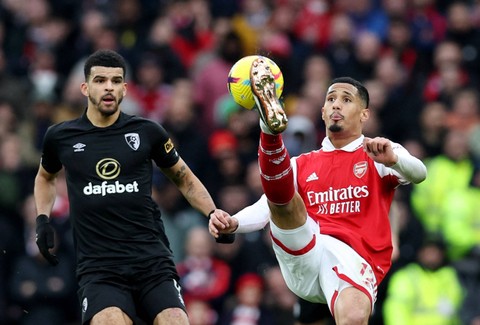 Dominic Solanke dari AFC Bournemouth beraksi dengan William Saliba dari Arsenal pada pertandingan Premier League antara Arsenal melawan AFC Bournemouth di Emirates Stadium, London, Inggris - 4 Maret 2023. Foto: David Klein/REUTERS