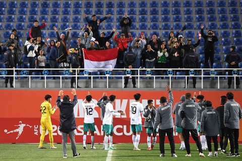 Para pemain Timnas U-20 Indonesia dan ofisial menemui para suporter Indonesia seusai memenangi pertandingan melawan Timnas U-20 Suriah dalam kualifikasi Grup A Piala Asia U-20 di Stadion Lokomotiv, Tashkent, Uzbekistan, Sabtu (4/3/2023). Foto: Sigid Kurniawan/Antara Foto