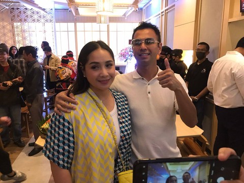 Raffi Ahmad dan Nagita Slavina buka gerai Karaage Kei di Jakarta. Foto: Dok. Istimewa