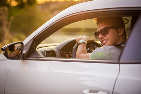 Ilustrasi flexing. Foto: Alexandros Chalatsis/Shutterstock
