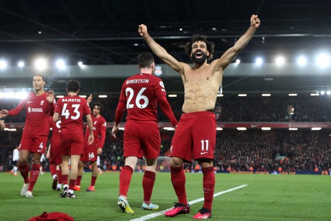 Pemain Liverpool Mohamed Salah merayakan gol keenam saat hadapi Manchester United dalam pertandingan pekan ke-26 Liga Inggris 2022/23 di Stadion Anfield, Liverpool, pada Minggu (5/3/2023). Foto: Carl Recine/REUTERS