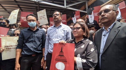 Tersangka kasus pencemaran nama baik Luhut Binsar Pandjaitan, Haris Azhar dan Fatia Maulidiyanti di Polda Metro Jaya, Senin (6/3/2023). Foto: Jonathan Devin/kumparan