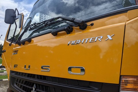 PR Krama Yudha Tiga Berlian Motors (KTB) selaku pemegang merek Mitsubishi Fuso memperkenalkan truk baru Fighter X series (6/3/2023). Foto: Sena Pratama/kumparan