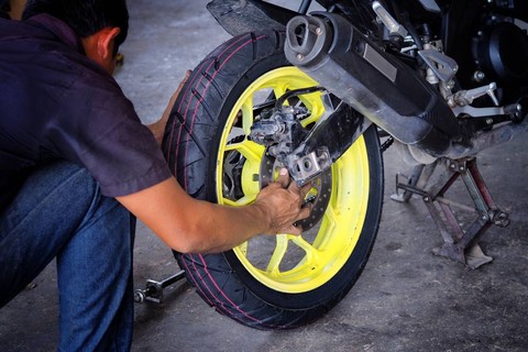 Ban motor baru harus dicuci terlebih dulu untuk menghilangkan lapisan lilin.  Foto: Shutter Stock