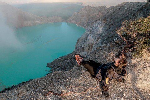 Ilustrasi wisatawan asing di Kawah Ijen Foto: Dok. Kemenparekraf