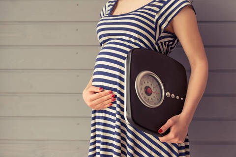 Ilustrasi Ibu Hamil Menimbang Berat Badan.   Foto: Shutterstock