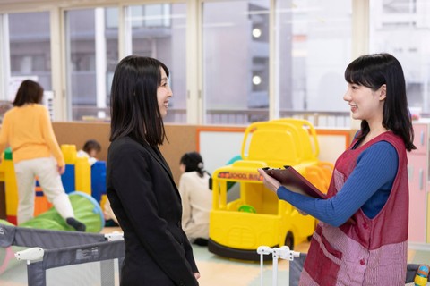 Ilustrasi Orang Tua Berbicara dengan Guru Anak di Sekolah.   Foto: Shutterstock